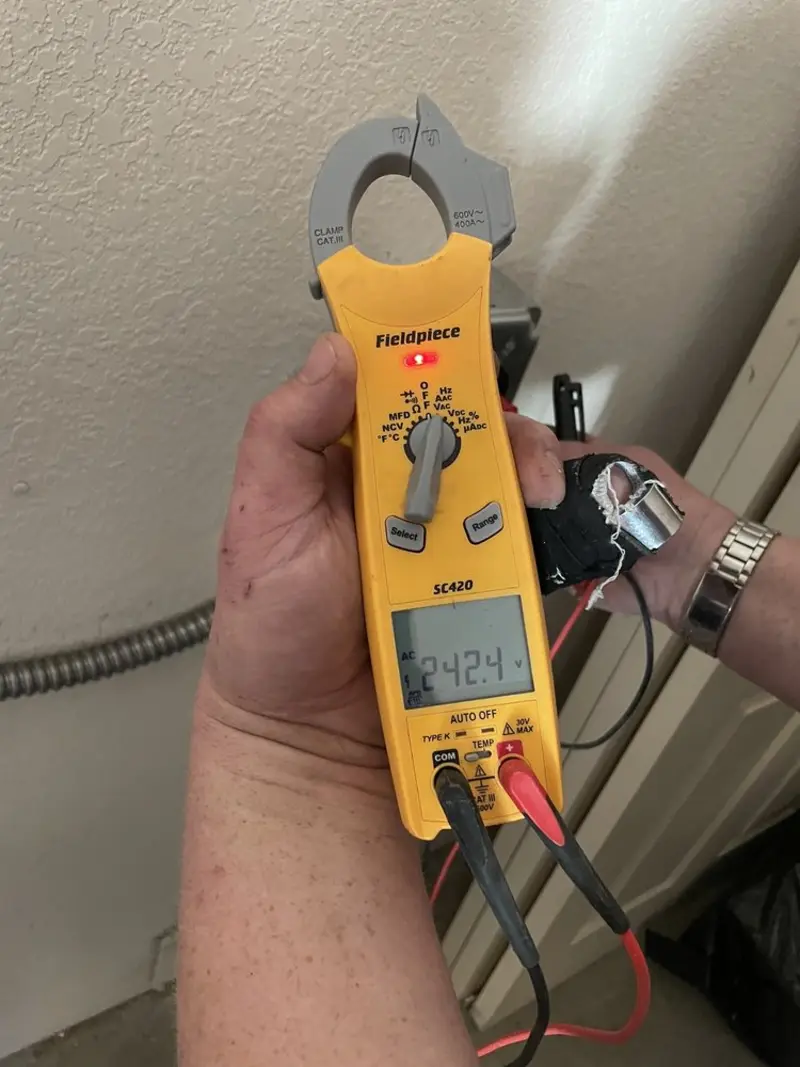 Voltage testing with clamp meter during Outlet Installation in Sweden